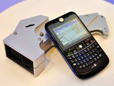 说明: E:\work media\2011.5.18科博会\科博会2——图片说明:便携式导盲仪及GPRS导航手机.jpg