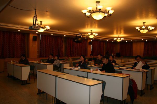 评委们全神贯注听取竞聘陈述报告