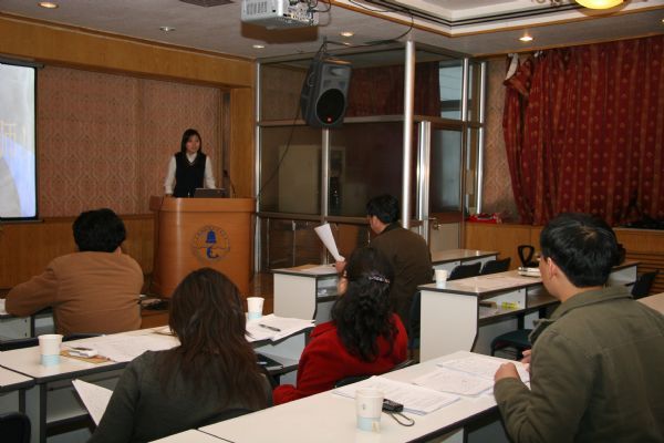 竞聘者认真回答评委提问